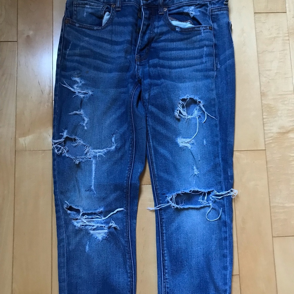 AE Tom Girl Distressed Jeans Medium Wash